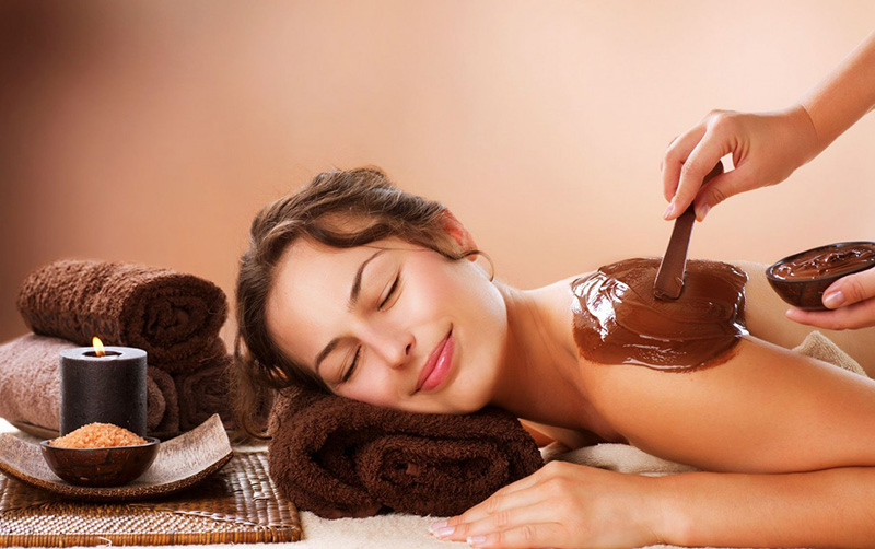 Donna durante trattamento benessere con cioccolato